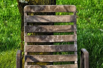 Comment démonter une chaise de bureau et retirer le mécanisme de la base.