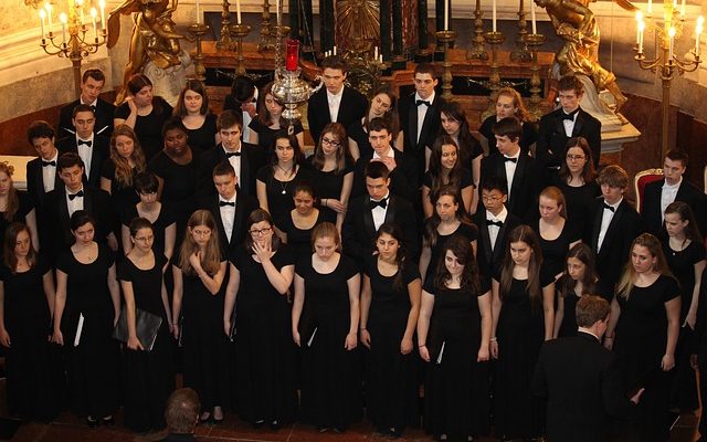 Comment enseigner aux adultes d'une chorale à chanter leurs parties.