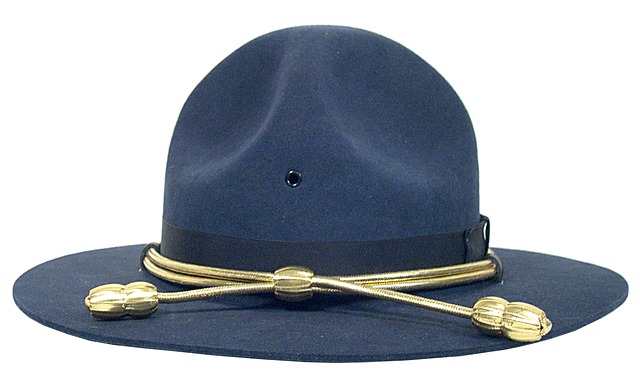 Comment fabriquer un chapeau d'officier de police