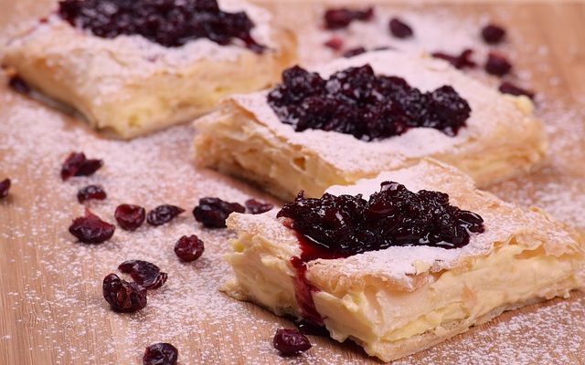 Comment mettre un gâteau sur le dessus d'un autre gâteau ?