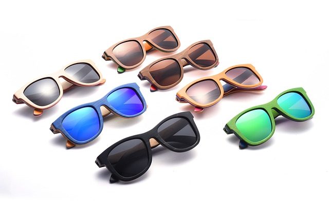 Comment réparer une charnière sur les lunettes Ray-Ban Wayfarer Eyeglass ?