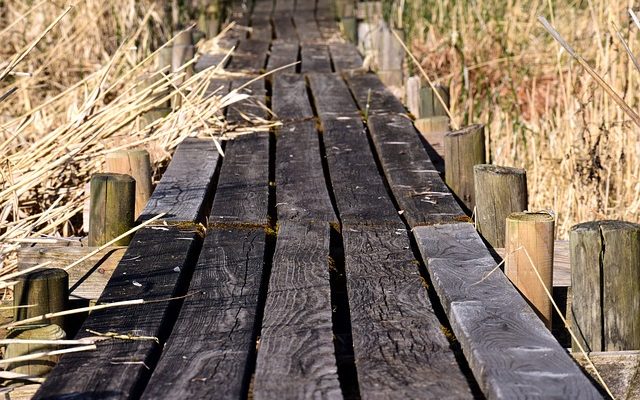 Comment suspendre les planches de rive en bois