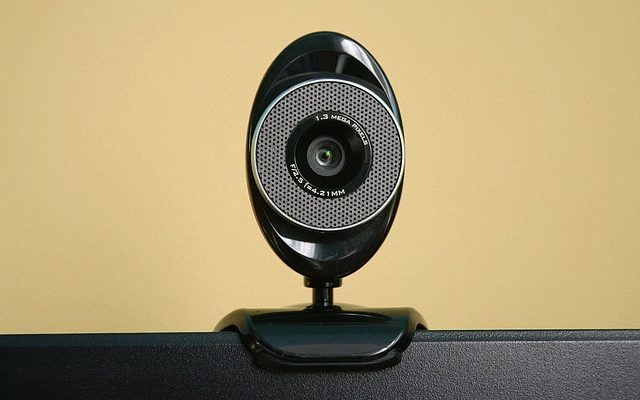 Comment utiliser une webcam sur un ordinateur portable pour enregistrer secrètement une pièce.