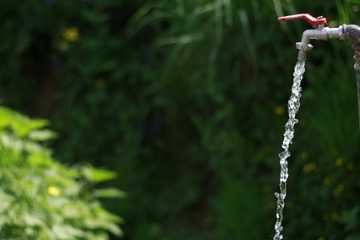 Qu'est-ce que j'utilise pour réparer une fuite d'eau dans une chaudière de chauffage central ?