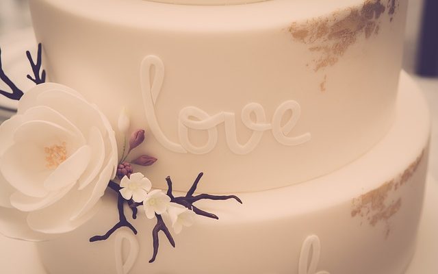 Comment mettre en place un gâteau de mariage à plusieurs niveaux