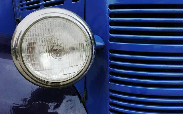 Comment remplacer une ampoule de phare dans une Dodge Caliber ?