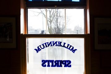 Enlèvement de la mousse sur l'asphalte de l'entrée de garage