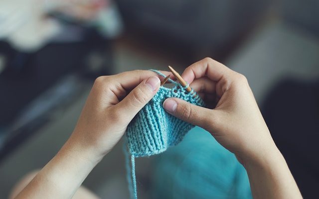 Que signifie le fil sur aiguille dans le tricot ?