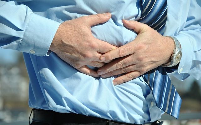 Qu'est-ce qui cause des nausées et des douleurs abdominales après avoir mangé ?