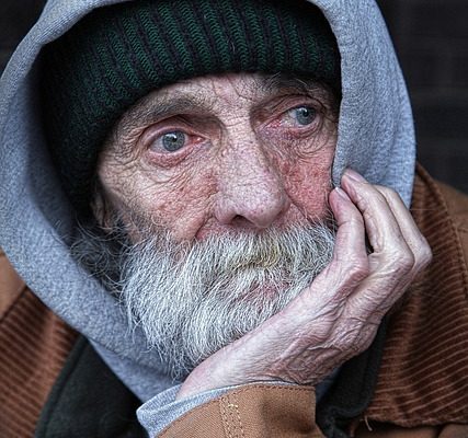 Signes symptômes des hommes avec une crise de la quarantaine.