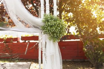 Tulle de mariage en tulle fait maison et des arcs en forme d'arcs.