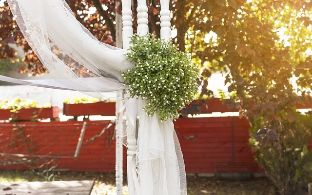 Tulle de mariage en tulle fait maison et des arcs en forme d'arcs.