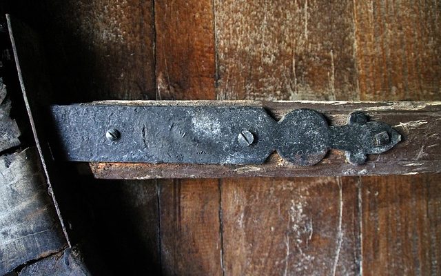 Comment enlever la rouille des charnières de porte d'armoire