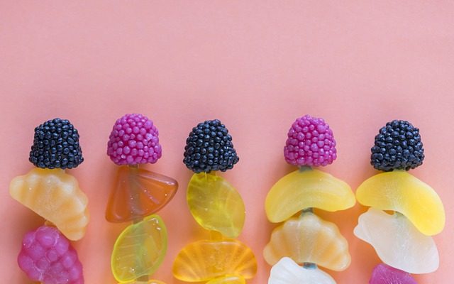 Comment faire une pyramide avec des cubes de sucre et un bâton de colle.