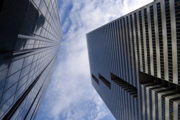 Comment insérer des cailloux et du verre dans un patio en béton.