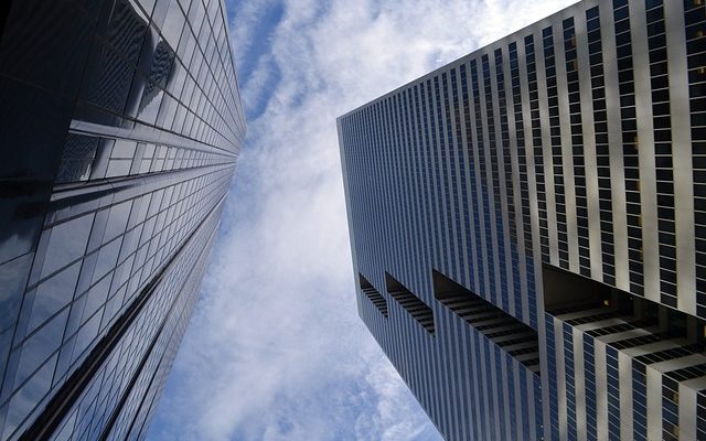 Comment insérer des cailloux et du verre dans un patio en béton.