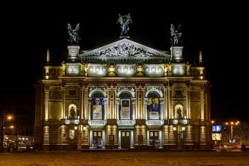 Quel type de décor a été utilisé dans le théâtre grec ancien ?