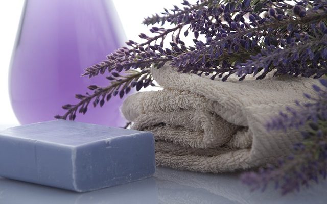 Un remède maison pour éliminer les résidus de savon sur les portes de douche en verre.