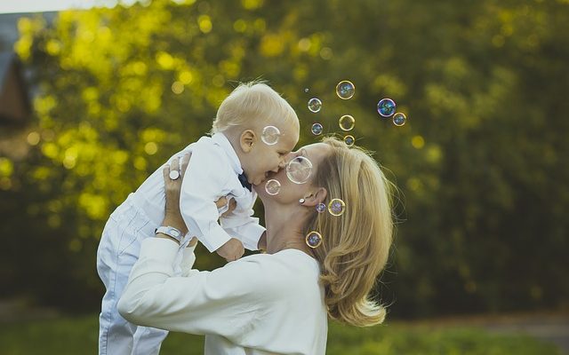 Comment faire la différence entre les bulles de gaz et le bébé qui bouge ?
