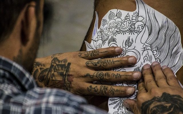 Comment mettre en place une machine à tatouage pour la coloration.