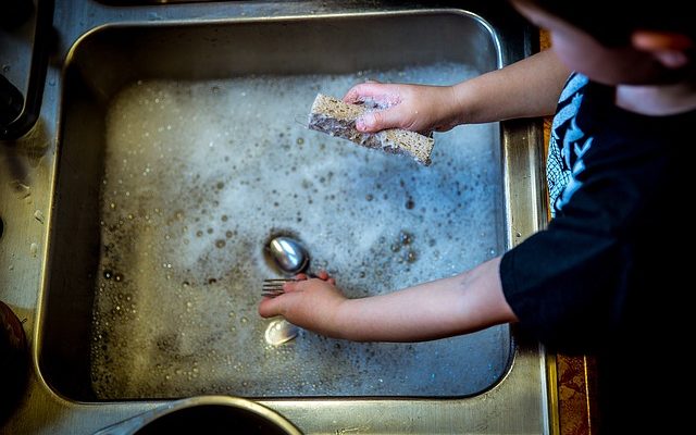 Peut-on utiliser du savon à main pour laver la vaisselle ?