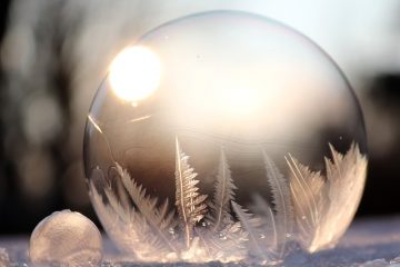 Pourquoi de la glace se forme-t-elle sur le fond de mon congélateur vertical sans givre ?