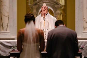 Quelles sont les paroles exactes d'un prêtre lors d'un mariage ?