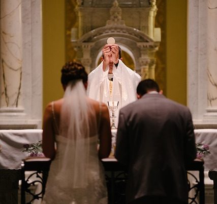Quelles sont les paroles exactes d'un prêtre lors d'un mariage ?