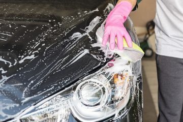 Qu'est-ce qui peut être utilisé pour réduire la mousse dans une machine à laver ?