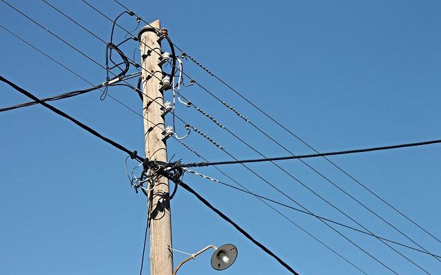 Comment attacher les poteaux de bois aux blocs de ciment