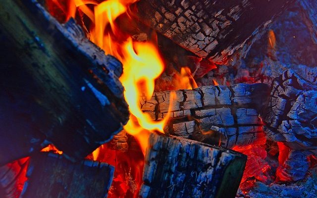 Comment fixer une marque de brûlure profonde dans le bois