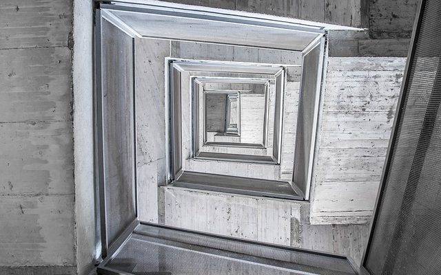 Comment installer un plafond suspendu en bas des escaliers ?