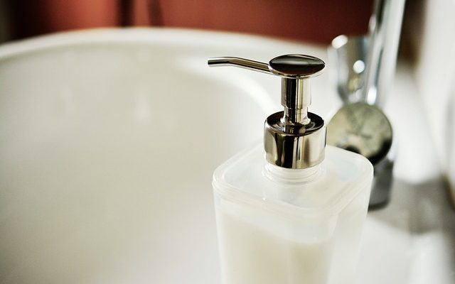 Comment nettoyer une pompe distributrice de savon