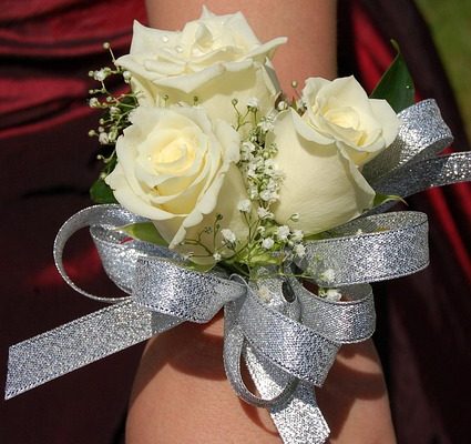 La bonne façon de porter des corsages au poignet