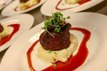 La meilleure façon de cuire des gigots d'agneau et des steaks dans une poêle.