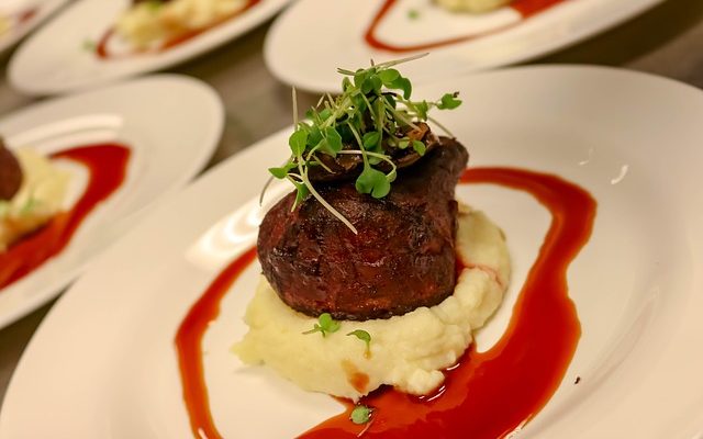 La meilleure façon de cuire des gigots d'agneau et des steaks dans une poêle.