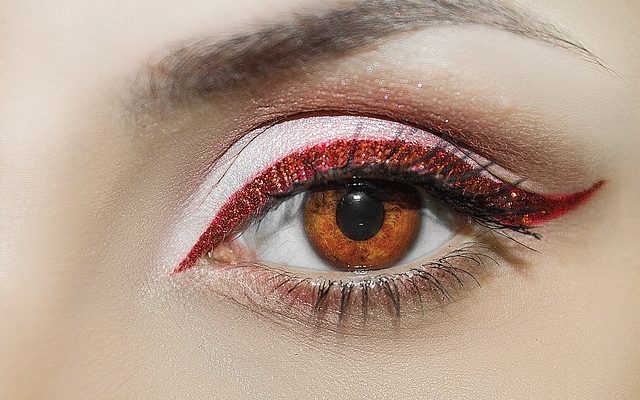 Comment porter de l'eye-liner après les extensions de cils ?