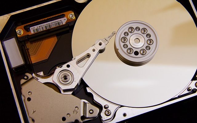 Puis-je remplacer mon DVD de voiture par un disque dur ?