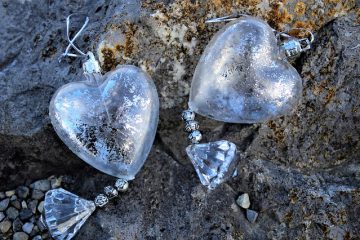 Comment coller les cailloux sur le verre