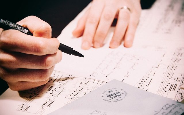 Comment convertir les accords de piano en lettres