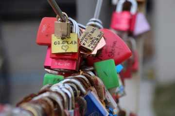 Comment enlever les portes de placard coulissantes