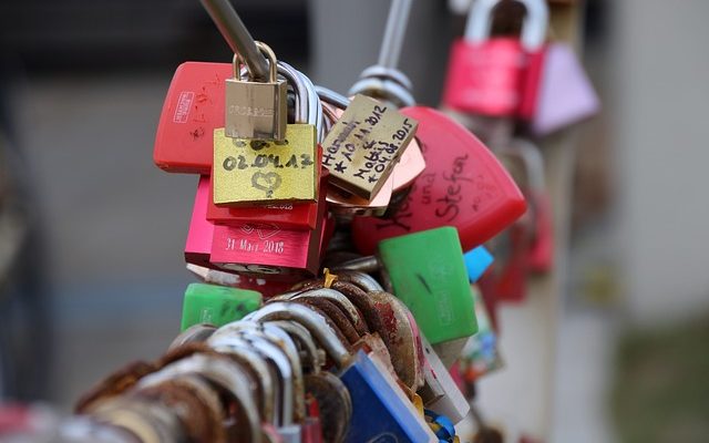 Comment enlever les portes de placard coulissantes