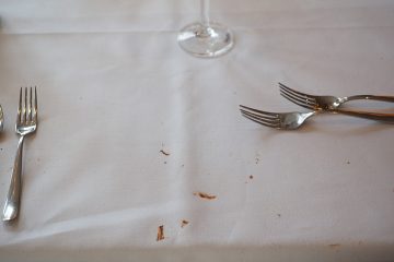 Comment nettoyer une nappe de linge de table en lin blanc