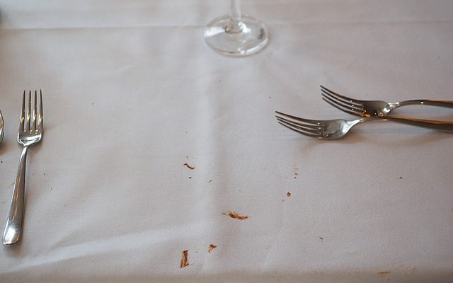 Comment nettoyer une nappe de linge de table en lin blanc