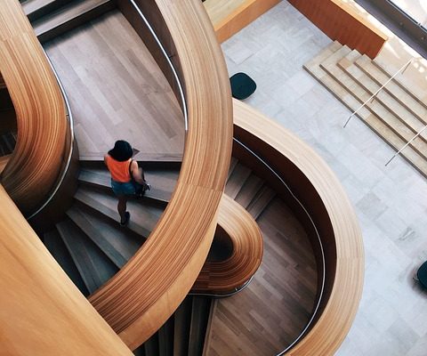 Comment peindre un couloir au-dessus de l'escalier