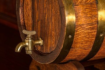 Comment utiliser les barriques de vin comme planteurs