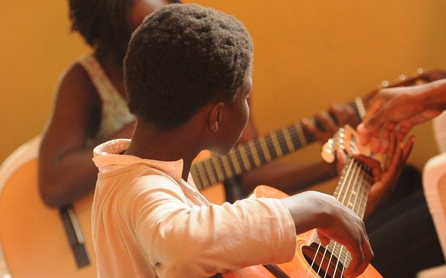 Les avantages de la musique de fond dans les classes de l'élémentaire