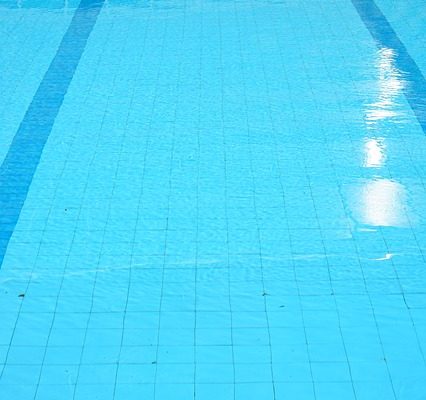 Les effets du chlore dans les piscines sur la cicatrisation des plaies.