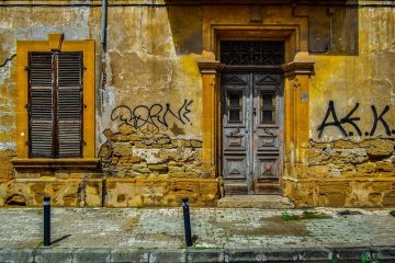 Pourquoi l'eau s'infiltre-t-elle à travers mes murs à cause de la pluie ?