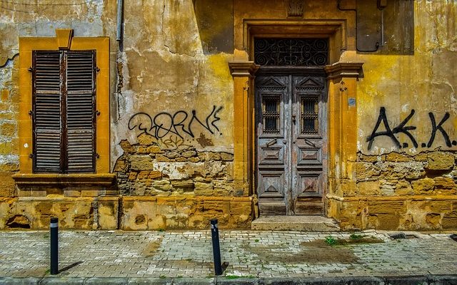 Pourquoi l'eau s'infiltre-t-elle à travers mes murs à cause de la pluie ?